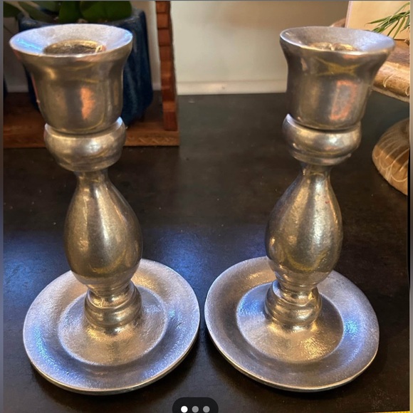 Vtg Wilton Armetale Candle Holders-Cast Metal Pewter Look-Colonial Style Pair - Picture 1 of 3